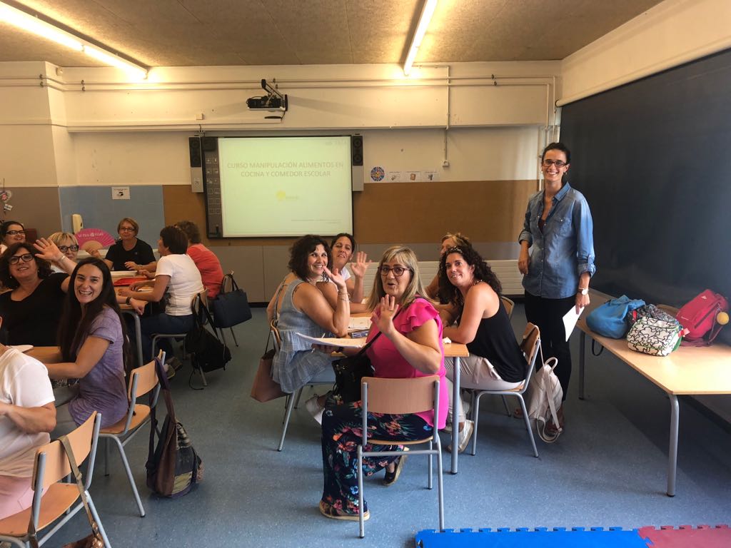 ecomenja's tweet photo. Engegant motors per un nou curs ple de reptes!
Avui i demà formació del monitoratge de l'@escolamogent, que s'incorpora aquest curs a #ecomenja #menjadorseco #engegantmotors https://t.co/RXI1At9aK9