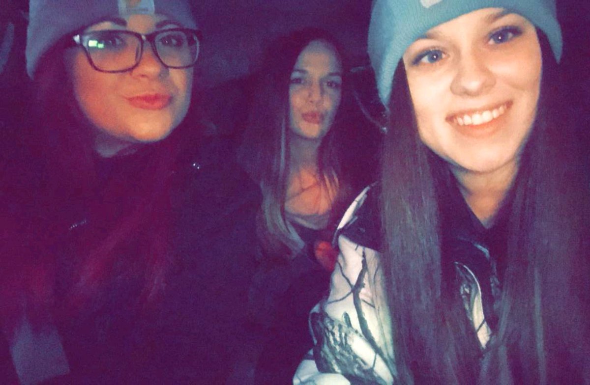 cayleec_17's tweet photo. happy birthday hails 🎂 hope 22 is the best year yet!! ily &amp; also surprise bc i got off work saturday night to celebrate with you!! 🍻🎉 @Hailey_MX96 https://t.co/8kr4Poj7ge