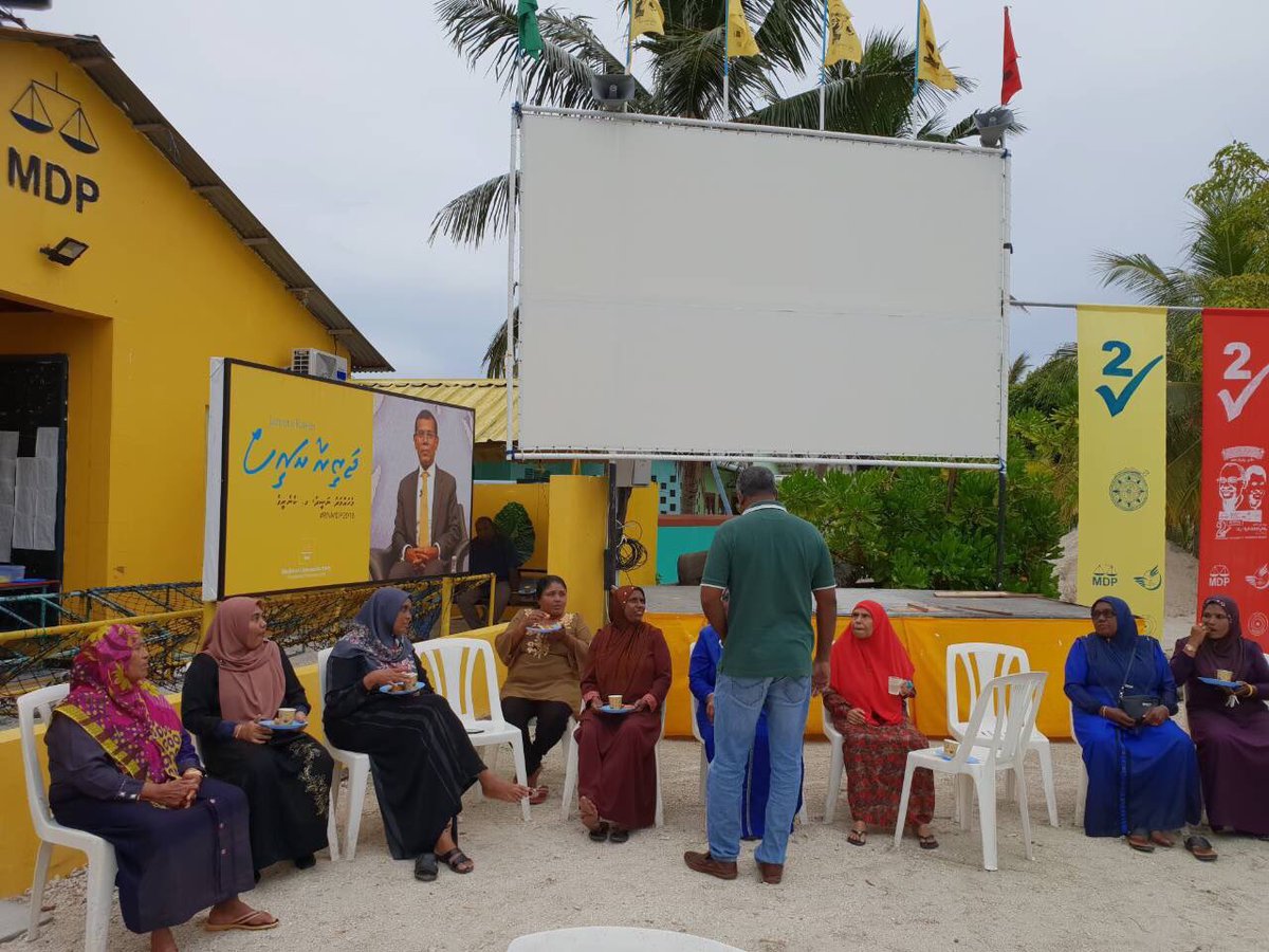 ahmed_nihan's tweet photo. Custom CG @mohamedjunaidmv akee Siyaasee Baibalaa ah varah molhu kulhuntheri eh. #AdduFeydhoo #MDP Jagaha ah RING ah Miadhu Haveeru Vadhe, Beyrah Nukuthee 5 Meehun ehffaraa #PPM ah Badhalu kohggen. #Thinadhoo MDP Jagaha ah vaiy Dhuvahuves ethanun Ekaku PPM ah Transfer kuri! 👍👏 https://t.co/UXPSNaLhKN