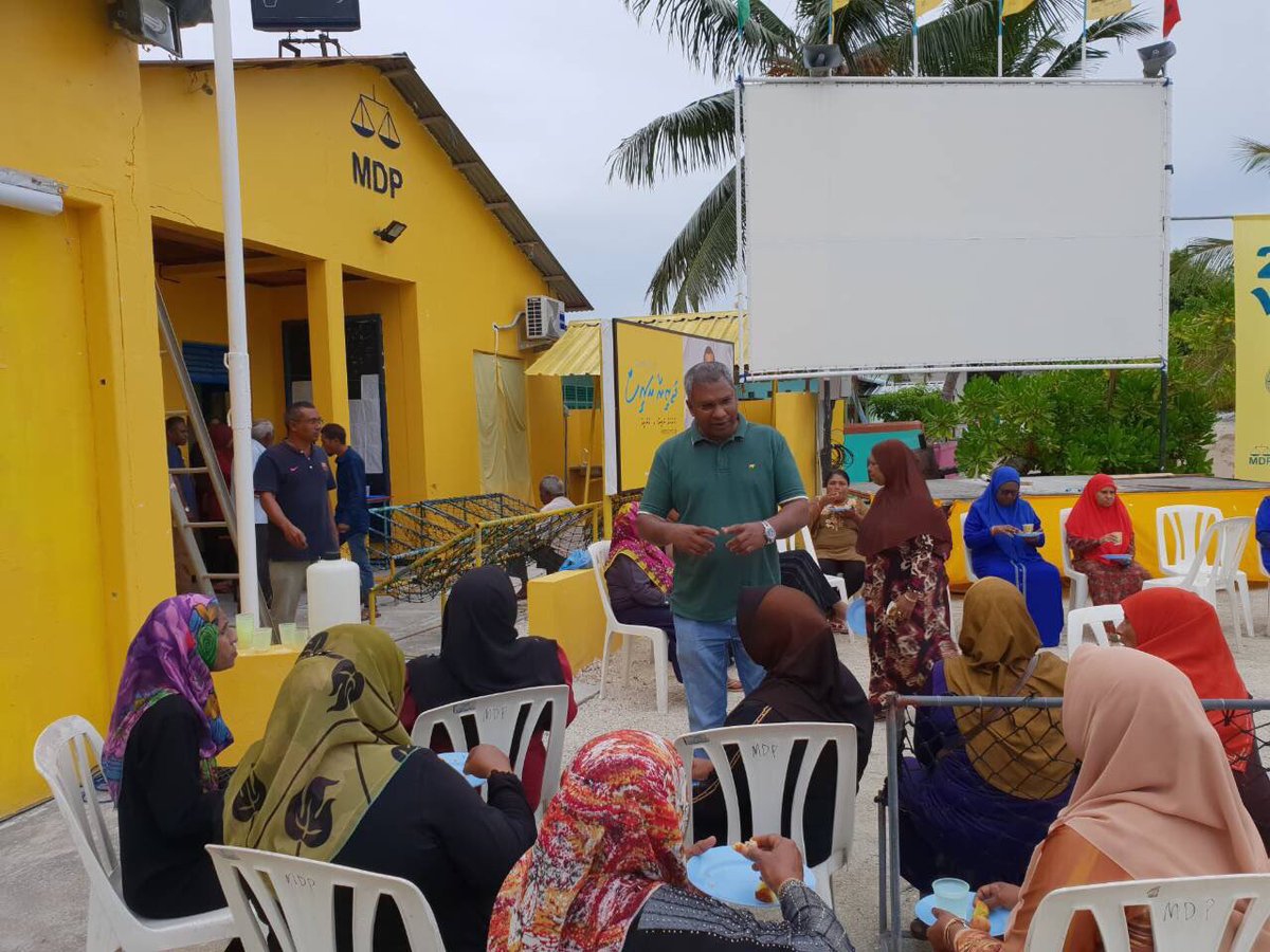 ahmed_nihan's tweet photo. Custom CG @mohamedjunaidmv akee Siyaasee Baibalaa ah varah molhu kulhuntheri eh. #AdduFeydhoo #MDP Jagaha ah RING ah Miadhu Haveeru Vadhe, Beyrah Nukuthee 5 Meehun ehffaraa #PPM ah Badhalu kohggen. #Thinadhoo MDP Jagaha ah vaiy Dhuvahuves ethanun Ekaku PPM ah Transfer kuri! 👍👏 https://t.co/UXPSNaLhKN