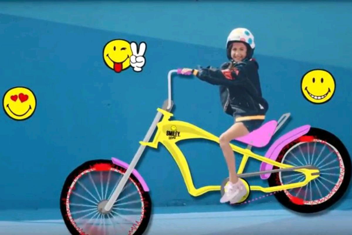 LucileOry's tweet photo. #PubTV La licence Smiley se lance en TV et met en avant ses produits dérivés avec des youtubeurs... 🤑🤭😜 via @LSAconsommation  https://t.co/diNTzTGEuY https://t.co/jgllAI6Drm