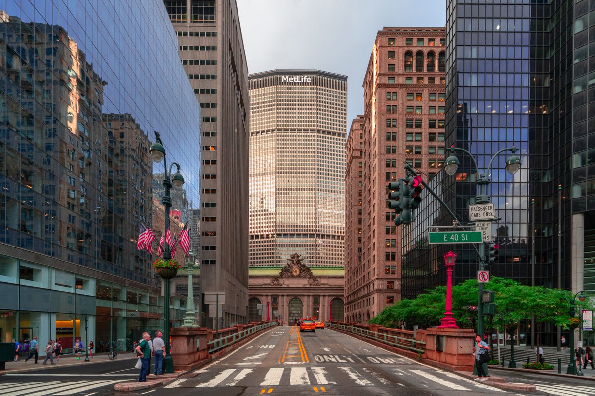 Park Avenue over viaduct up to Grand Central Terminal and Metlife Building, New York
#ParkAvenue #GrandCentralTerminal #MetlifeBuilding #NewYork