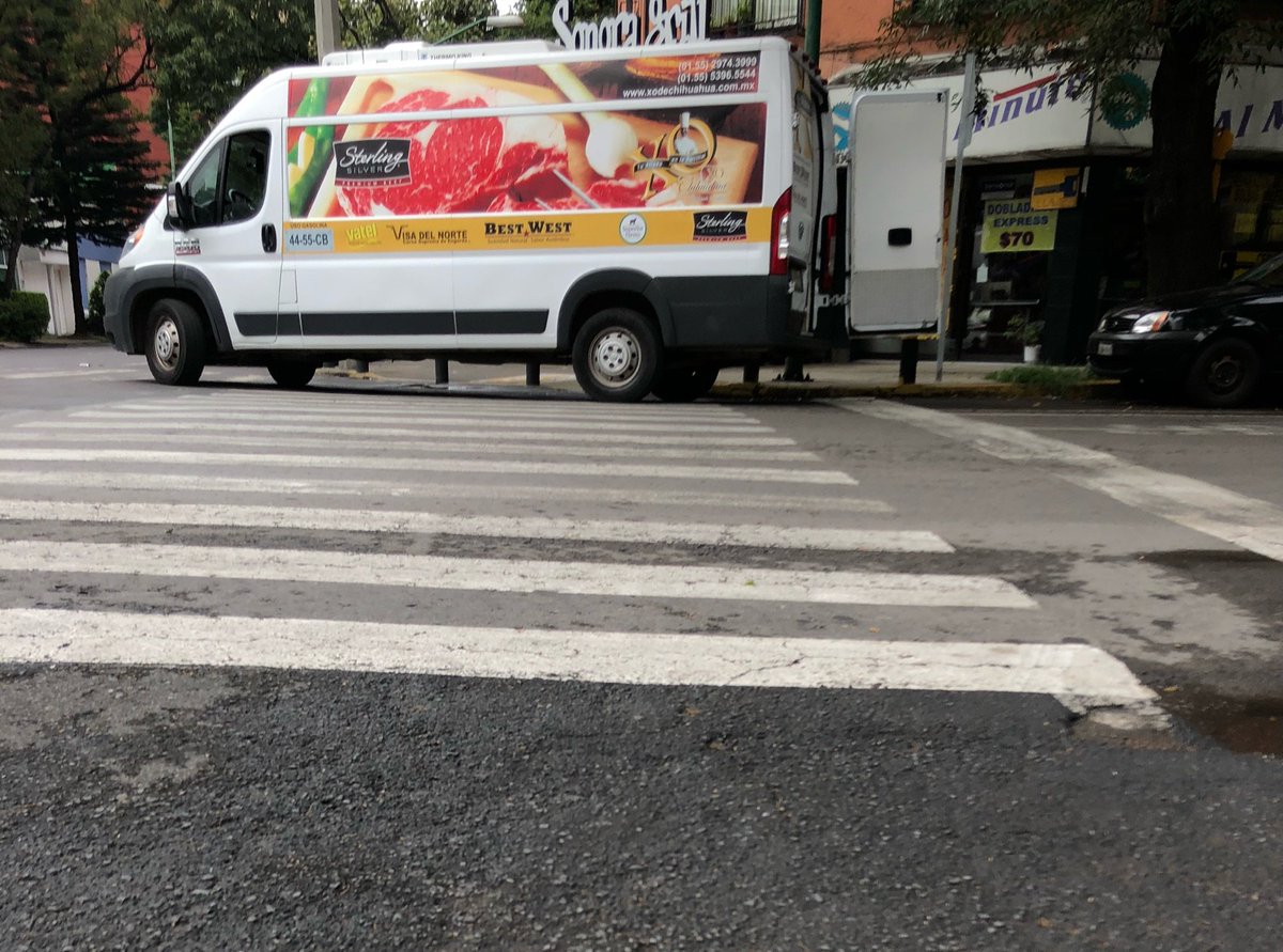 DenunciaMX_'s tweet photo. A los de @xodechihuahua les vale invadir el paso peatonal mientras descarga para @elsonoragrill una multa o algo no ? @DelegacionBJ @072AvialCDMX @VigimoviCDMX @Christianvonroe @AGUCDMX @LigaPeatonal Amores esquina con Pilares #EnLaDelValle #PasoPeatonal #SonoraGrill https://t.co/yUqJiaNvcj