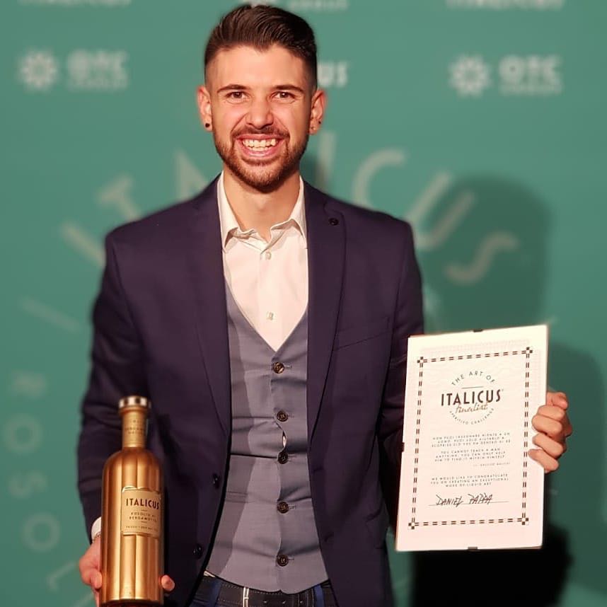 DiegoCabreraBar's tweet photo. Feliz de haber participado en la final de #coctelería de @ItalicusRDB, organizada por @Ontradecocktail. Felicidades por el gran trabajo realizado, chicos 👍

¡Enhorabuena Daniel Pappa por tu gran trabajo! Y ahora a disfrutar de tu triunfo 👏👏

#ArtOfItalicus #OtcGroup https://t.co/Jqt0PjQbRQ