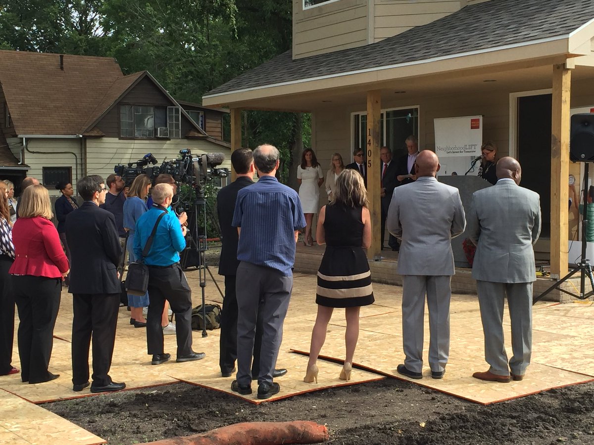 Rollout of the #NeighborhoodLIFT program will assist qualified homebuyers in #DSMUSA. This is <a href="/WellsFargo/">Wells Fargo</a>’s single largest corporate #philanthropic effort of its kind in the company’s history and is funded by the #WellsFargo Foundation. wellsfargo.com/lift