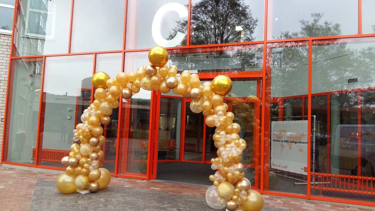 balloonfactorya's tweet photo. Today #organic #balloonarch gold #balloonfactory.nl https://t.co/hgqno0J7JI