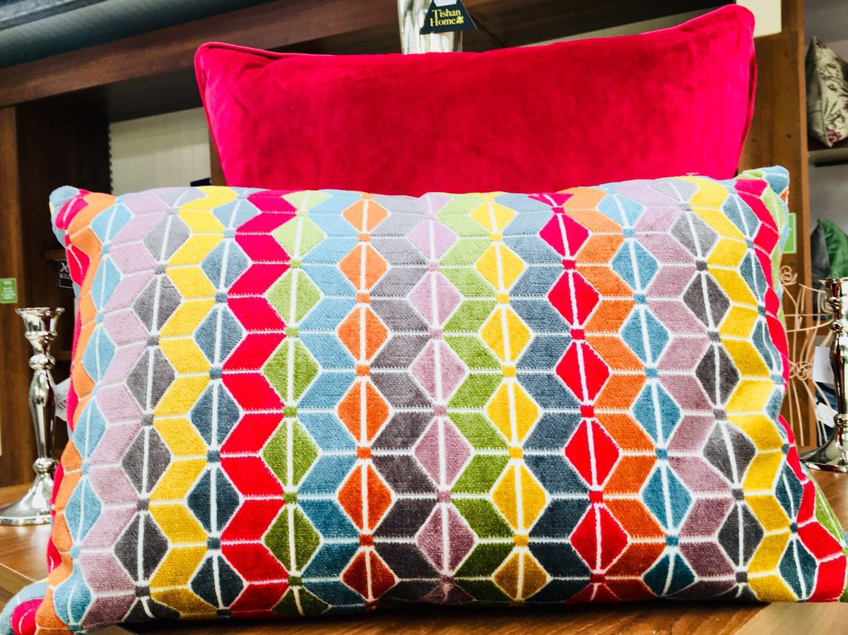 Cois_na_hAbhann's tweet photo. Some colours to brighten up your day!
New in Scatterbox cushions from €24.99... beautiful soft velvets and bright tapestry designs. Sizes vary from 43x43cm / 60cmx40cm/ 58cmx58cm... #retail #shoplocal #scatterbox #interiors #design #coisnahabhann https://t.co/rB91DDOojq