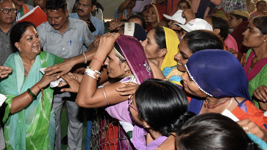 VasundharaBJP's tweet photo. #RajasthanGauravYatra के अंतर्गत कोलायत व खाजूवाला के बाद लूणकरणसर विस में आयोजित सभा में पहुंची। यहाँ जनता से मिले आत्मीयता और प्रेम पूर्वक स्वागत से मन अभिभूत हो उठा। #JaiJaiRajasthan https://t.co/L8NVvCfp4N