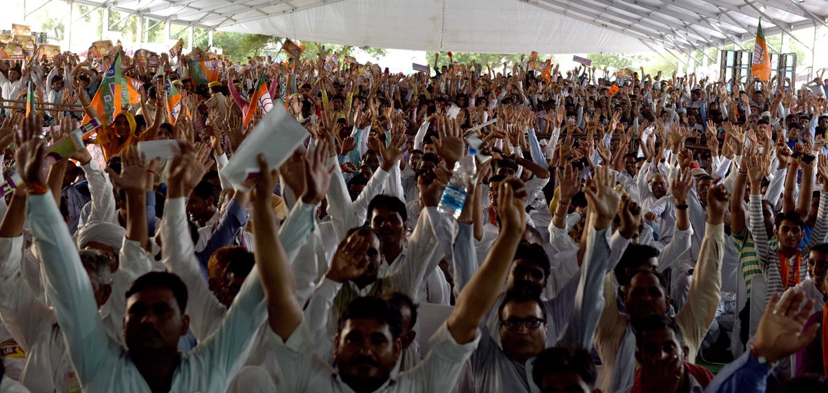 VasundharaBJP's tweet photo. स्वागत के दौरान आपने मुझे जो चुनरी ओढ़ाई है वो भले ही वजन में हल्की है, लेकिन इससे एक बड़ी जिम्मेदारी का अहसास होता है। हम सभी को कंधे से कंधा मिलाकर काम करना होगा तभी उन्नत, समृद्ध और सशक्त #Rajasthan का निर्माण हो सकेगा। 
#RajasthanGauravYatra https://t.co/K9gnDXJdtd