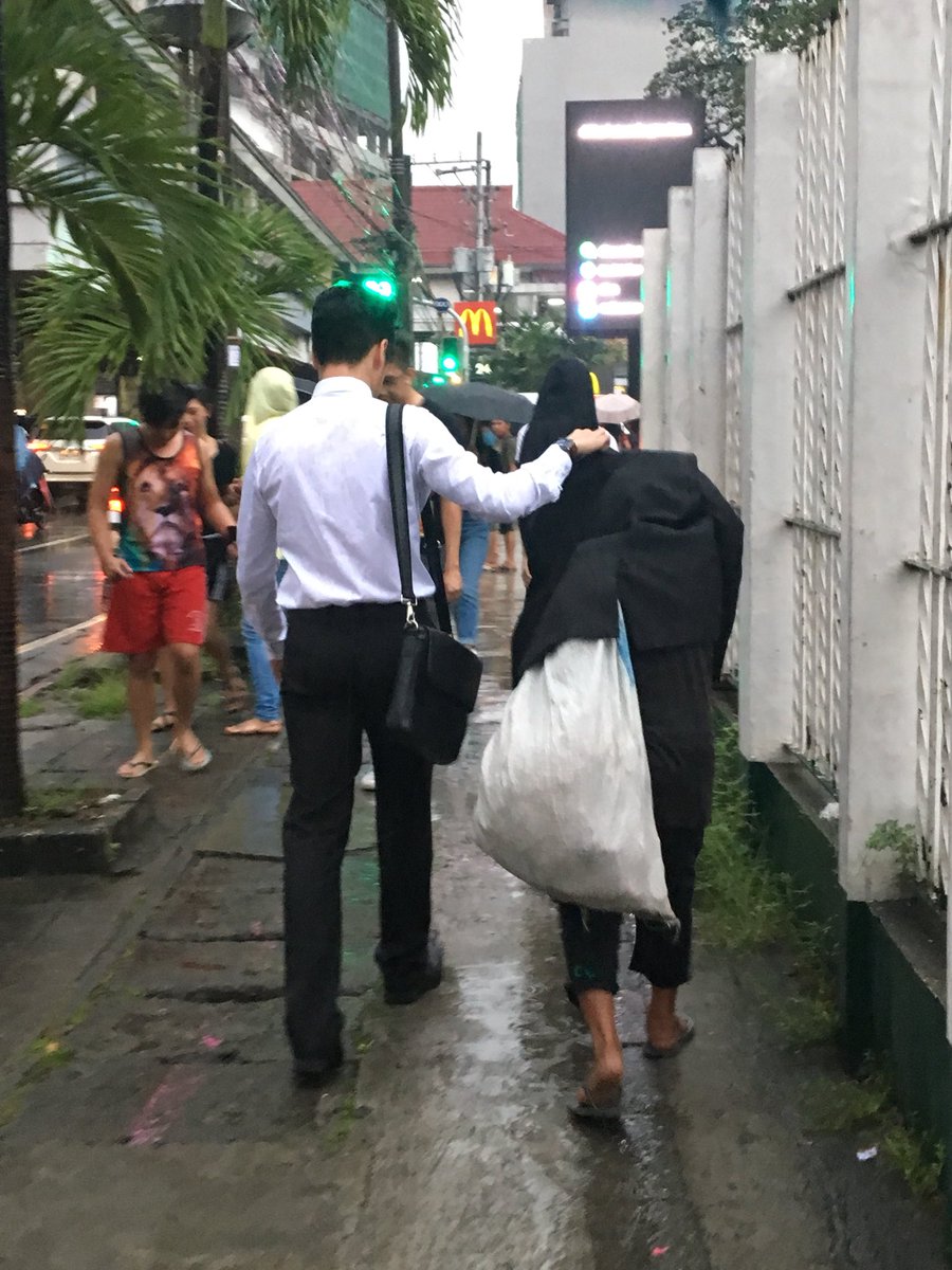 jonrexima5's tweet photo. “ May mga tao pala talagang busilak pa ang puso , Na hindi basihan ang pagiging mayaman at walang kaya”❤️❤️❤️ https://t.co/ujvRvifRGB