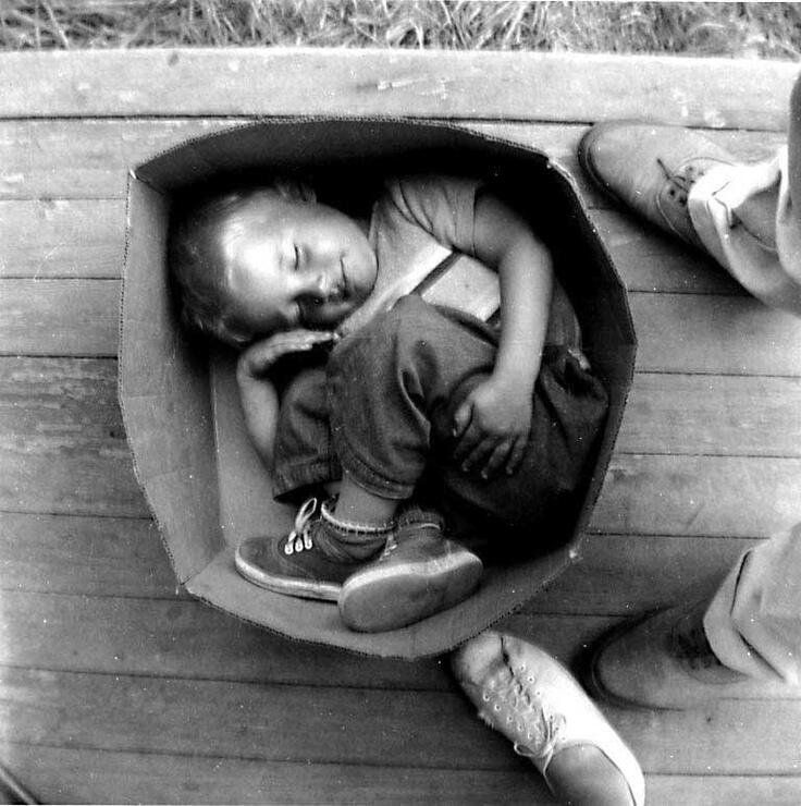 PhotosHistos's tweet photo. Un garçon sans-abri dormant dans une boîte à Hooverville Seattle, 1933 #histoire https://t.co/bNAIR0h6sc
