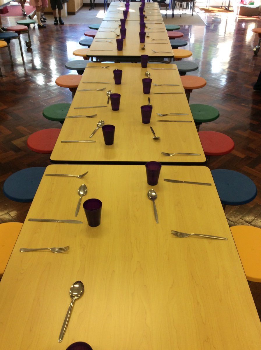 StCuthsRC's tweet image. #firstdayofschool #firstlunch #newtables look at our amazing new tables! Thank you to our wonderful PTA for fundraising for them!