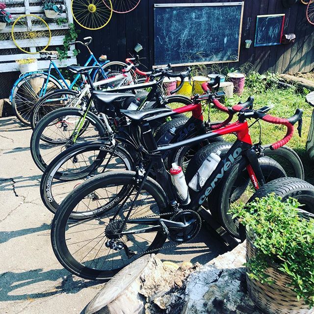 thenoizz's tweet photo. Check out that bike rack full of #cervelos3 #caad10 😍 https://t.co/zX1MAHF8Qk https://t.co/gUti5nFbc3