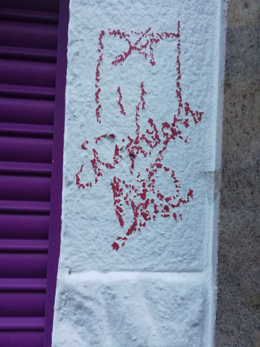 Albert_Rivera's tweet photo. Hoy a las 8h, cuando mi madre ha ido a levantar la persiana de su comercio, se lo ha encontrado de nuevo señalado por los separatistas. La historia demuestra que el nacionalismo siempre recurre a las prácticas totalitarias: fracturar la sociedad y sembrar odio. #NoNosCallarán https://t.co/UzQOCV8gFh