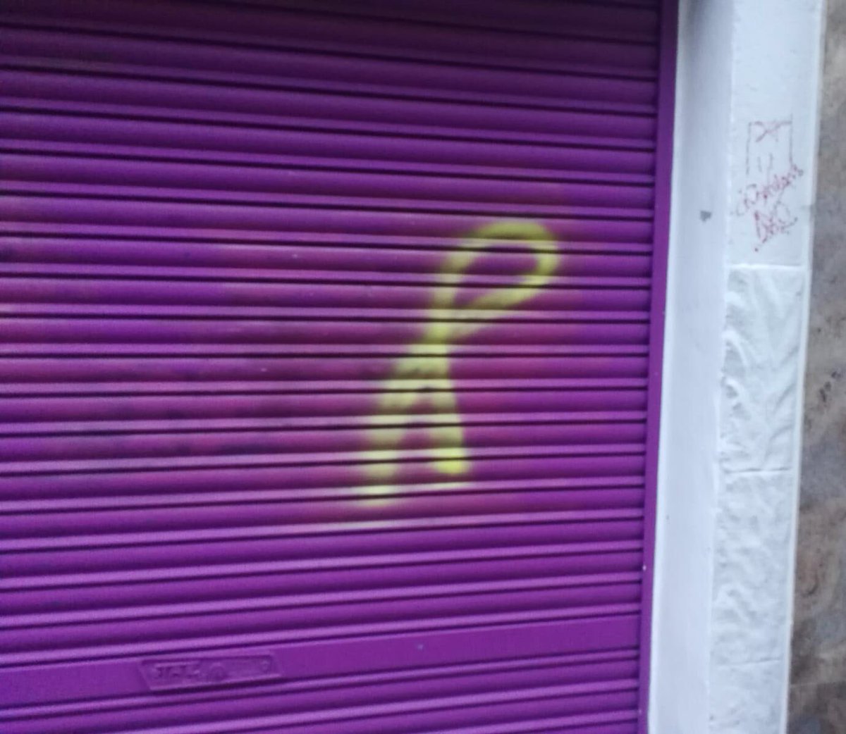 Albert_Rivera's tweet photo. Hoy a las 8h, cuando mi madre ha ido a levantar la persiana de su comercio, se lo ha encontrado de nuevo señalado por los separatistas. La historia demuestra que el nacionalismo siempre recurre a las prácticas totalitarias: fracturar la sociedad y sembrar odio. #NoNosCallarán https://t.co/UzQOCV8gFh