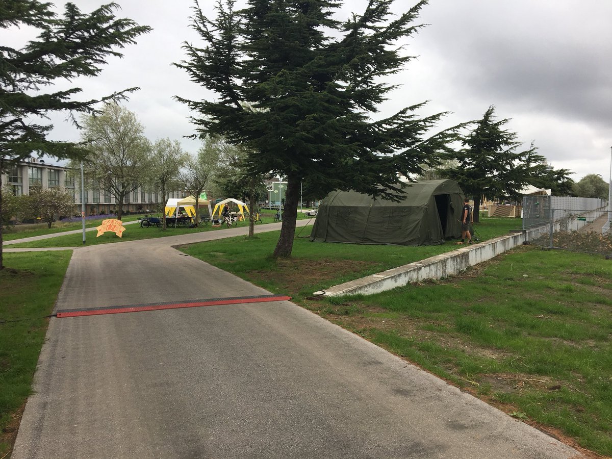eric_borst's tweet photo. Iedereen druk bezig met de voorbereiding van #HetCircus op wijkpark #DeVerademing @HetCircus https://t.co/zCJjRlsmag