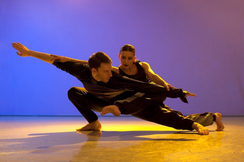 AlstonDance's tweet photo. If you are in Edinburgh join Ania Jurek from RADC who will running a workshop in Polish from 12.30-1.30pm on Wednesday 19th Sept @captheatres Edinburgh Festival Theatre. Here she is below dancing in Cut and Run (Images by Hugo Glendinning and Chris Nash).
https://t.co/GocvYsEP8A https://t.co/BySF1NJDBq