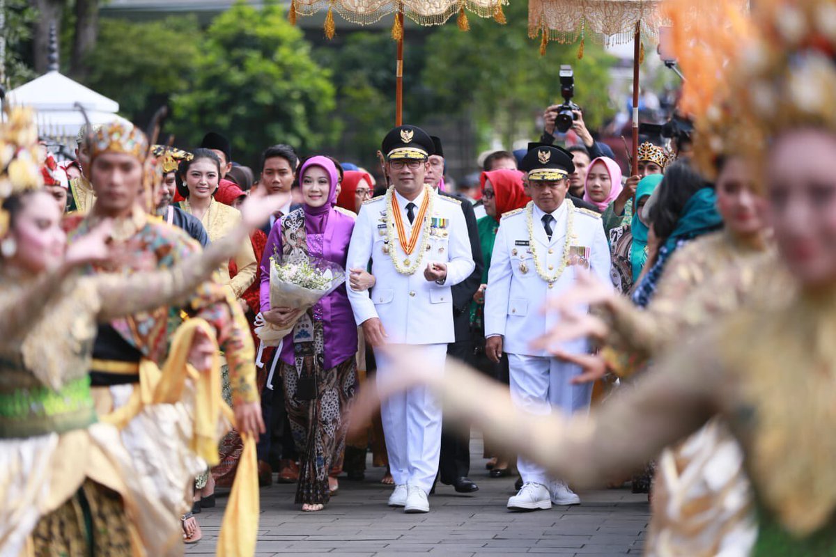ridwankamil's tweet photo. Hari ini, di Gedung Sate, serah terima jabatan Gubernur dari PJ Gub, Bpk Komjen Pol. Moch Iriawan kpd kami. Dilanjut dengan pemaparan visi misi di hadapan rapat paripurna DPRD Jawa Barat. Berakhir dengan penyerahan surat penugasan  Plt Walikota BDG kpd wawali Bpk. Oded M Danial. https://t.co/zj4M47CTXC