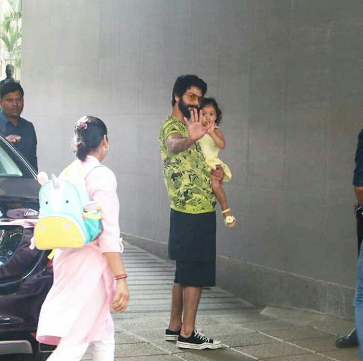 Awwdorable!
Daddy @shahidkapoor and big sister #Mishakapoor visit mommy @MiraRajput and new born baby boy at the hospital!❤  
.
.
#Shahidkapoor #MiraRajputKapoor #Mishakapoor #babyboy #congratulation