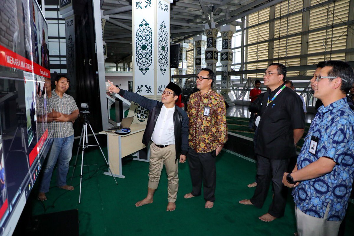 cakimiNOW's tweet photo. Alhamdulillah bisa sholat ashar di Masjid Istiqomah  Telkom, sekaligus meninjau kecanggihan masjid yang menggunakan e_masjid, kotak amalpun sdh pakai barcode..
Namanya juga Telkom nda! https://t.co/MUI6gDufkg