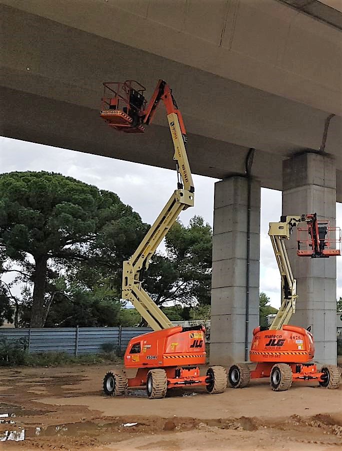 #Plataformas #Articuladas JLG Industries de 16 metros en la colocación de unas escaleras de emergencia