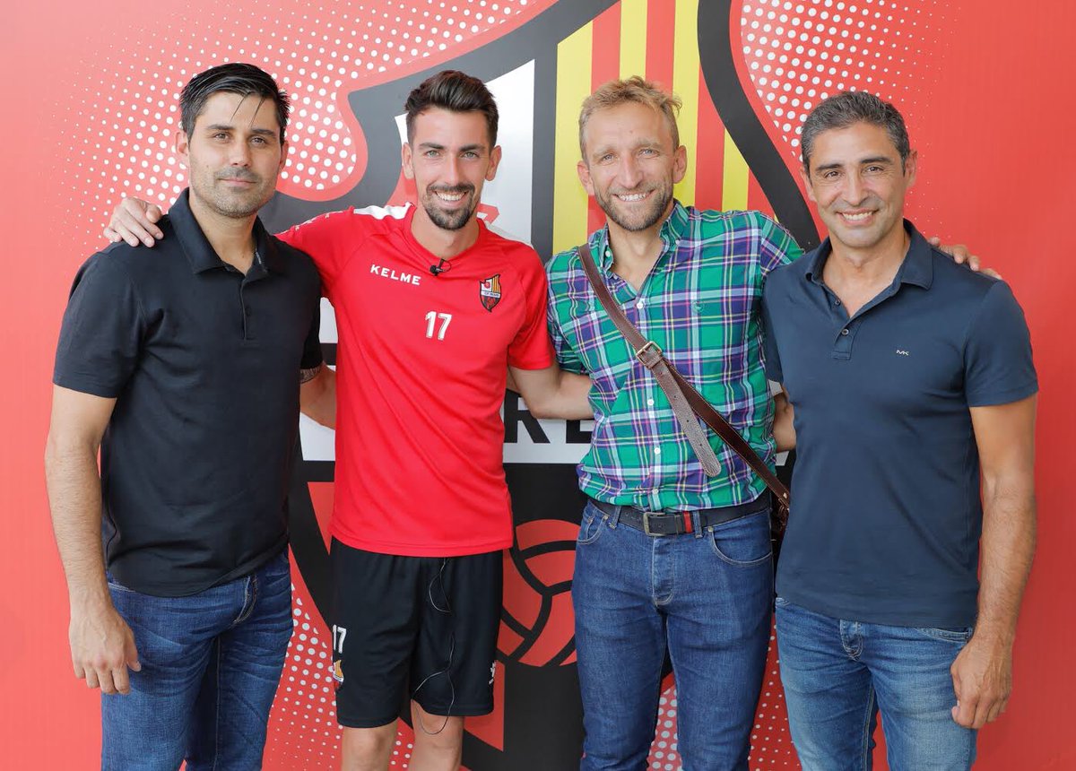 #AFEFútbol visita al vestuario del <a href="/cfreusdeportiu/">CF Reus ⚽️</a>, representada por @DavidAganzo, <a href="/JesuleAFE/">Jesús Barbadilla</a>, @19DiegoRivas y <a href="/santilistec/">Santiago Liste</a>. Siempre cerca de nuestros compañeros y apoyando, sobre todo, a @Tito_ortiz6, <a href="/CuencaIsaac/">Isaac Cuenca</a>, <a href="/Karim_Yoda/">Karim Yoda</a> y Vitor Silva. 

#UnidosSomosMásFuertes 💪🏻⚽️