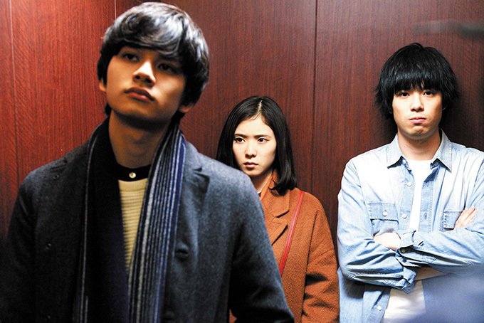 rin_cinema's tweet photo. 「勝手にふるえてろ」鑑賞。

今作が映画初主演になる松岡茉優の魅力が詰まった作品。とある小物で表現される官能的な濡れ場は必見。冒頭から感じる違和感の理由が明らかになった時、愕然とした。原作にはない映画独自の脚色や感情の表現技法が秀逸。脇を固める俳優陣も個性爆発。 https://t.co/Y7X0YH4VcD