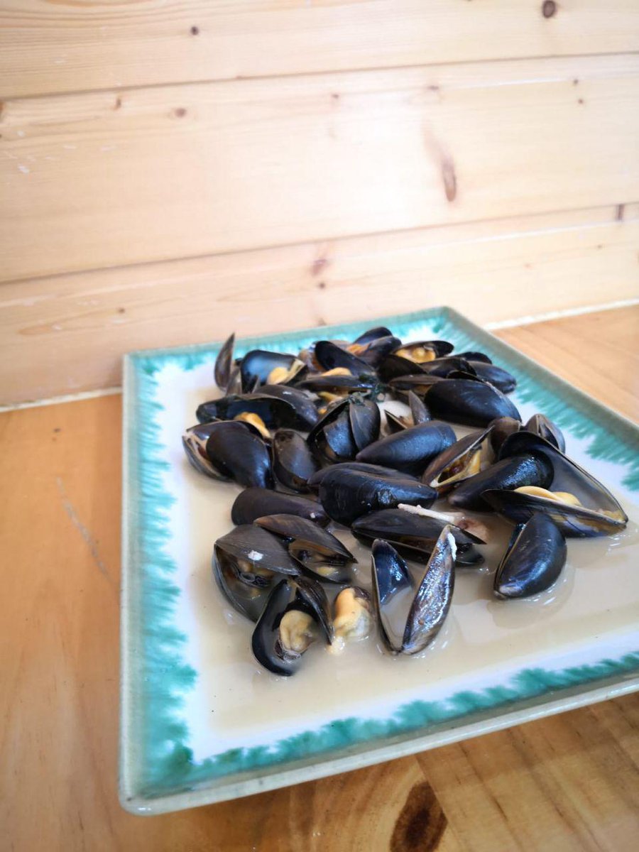 ArteyTapas's tweet photo. Y para el calor, algo fresco y no hay nada tan fresco como nuestro marisco del día, Mejillones de Bouchot(Baby) a la Marinera, con una buena cerveza fría... No te quedes con las ganas, te esperamos con todo preparado #mariscofresco #restaurante #Castilleja #comida #arteyTapas https://t.co/0v9zzMk1pP