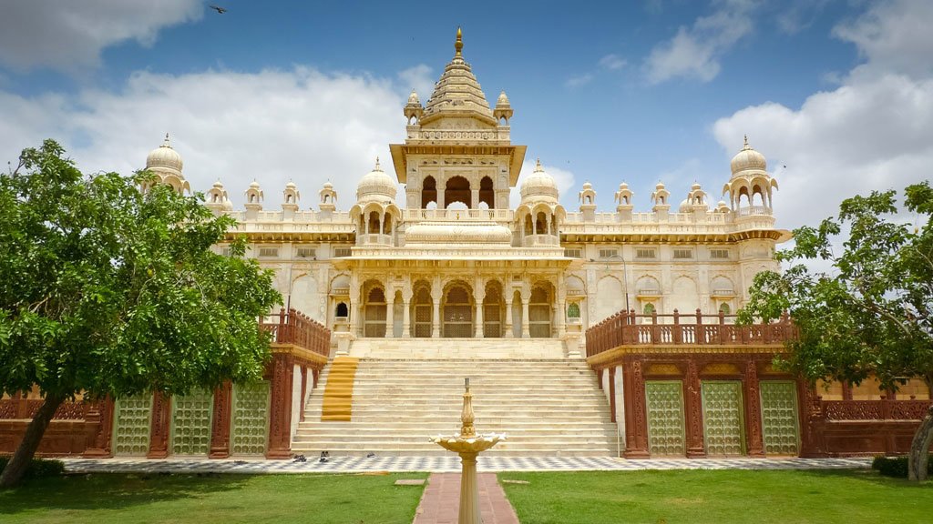 #JaswantThada is located #next to the mighty #MehrangarhFort. The location of #JaswantThada itself is a #well-equipped #tourist spot as it gives a bigger and better #picture of the #mighty #Mehrangarh fort. 
#Tourpackage #BestPackage 
Visit :- 
rajasthantourplanner.com/Jodhpur-Tour-P…