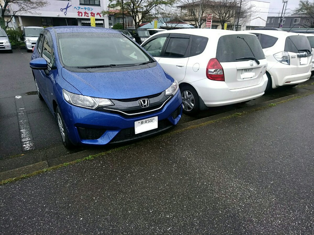 無人駅の駅長 歴代フィットです 左から3代目 初代 2代目 ハイブリッドとしては初代 です フィット