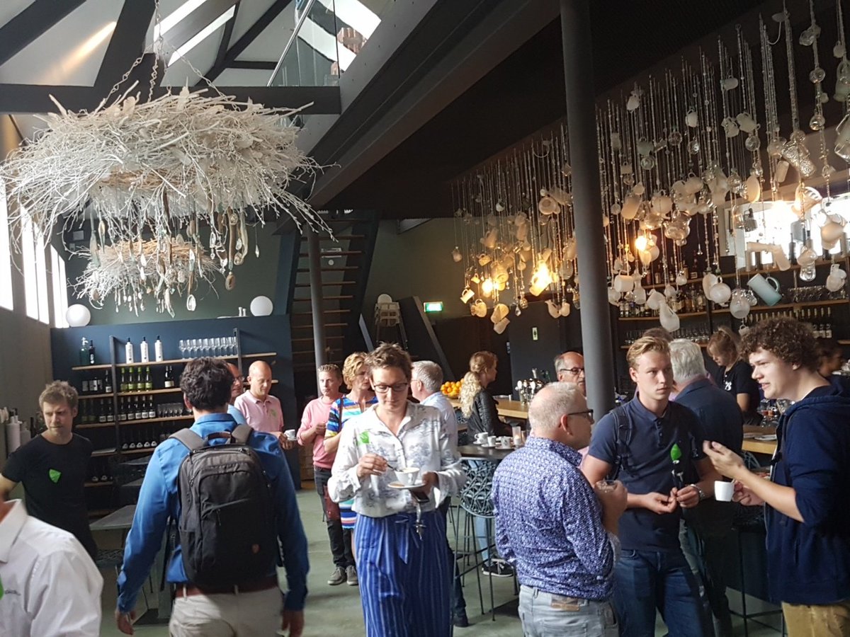 De eerste deelnemers en gasten van ons event druppelen binnen.
