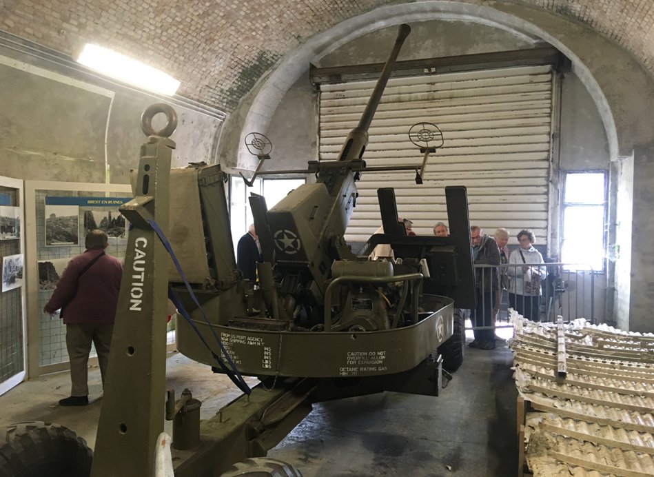 Archipel29's tweet photo. Seconde édition du cycle de conférence sur le thème de "l'Histoire brestoise", en partenariat avec le Fort Montbarey et financé par le Conseil Départemental du Finistère. S'en sont suivis une visite du Fort Montbarey et un goûter convivial avec l'ensemble des participants 😀👍 https://t.co/VTupevLc3s