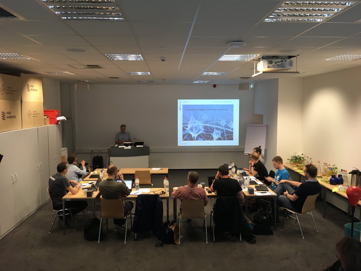 Giuditta's tweet image. Nach der Mittagspause: Einstieg in die #neuronalen #Netze! #machinelearning @csti_hamburg #HAW_Hamburg