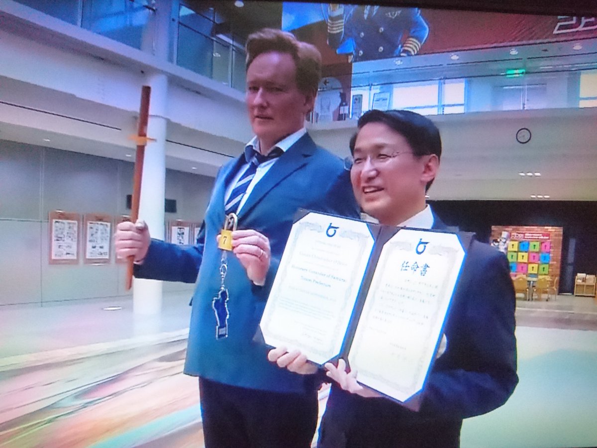 ふく ちなみに コナン オブライエン氏 その後ちゃんと鳥取空港にも来てくれて そこで鳥取県知事から 名誉侍コナンダー の称号と木刀を授かり 地元の傘踊りを結構上手く踊って楽しんで 東京行きのフライトに臨んだものの 手荷物検査で木刀が危険物 ふく ちなみに コナン オブライエン氏 その後ちゃんと鳥取空港にも来てくれて そこで鳥取県知事から 名誉侍コナンダー の称号と木刀を授かり 地元の傘踊りを結構上手く踊って楽しんで 東京行きのフライトに臨んだものの 手荷物検査で木刀が危険物