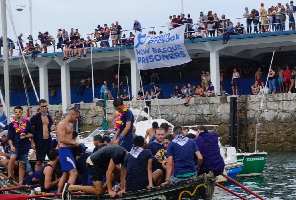 sare_herritarra's tweet photo. [📷 KLIK] Atzo Lekeitioko #AntzarEguna izan zen, bertan presente egon zen #ORAINPRESOAK aldarria.

#AhoraLxsPresxs

#MaintenantLesPrisonnier.e.s 

#NowBasquePrisoners https://t.co/8ZiuPiuOUj