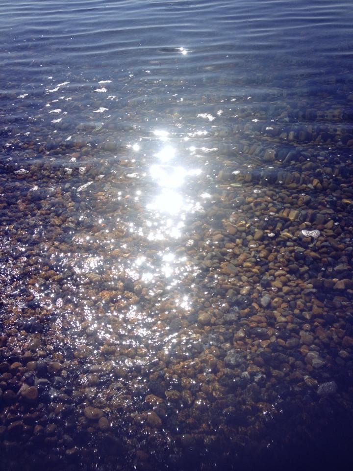 mickhabrob's tweet photo. Just caught the glimmer of the sea perfectly, it looks almost magical.  If you are interested in  advertising with us please email at david@apresskimagazine.com
#sunshine #Brighton #beachlife #lifestylemag #sea #glimmer #pebbles  #magic #seaside #Happiness https://t.co/nfd3q5T401