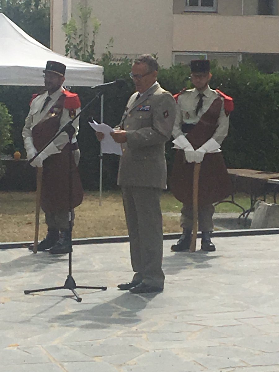 Adieu aux armes du Général Parmentier: beaucoup d’emotion mais aussi beaucoup d’humour pour cette belle ceremonie!
Merci beaucoup Mon Général!