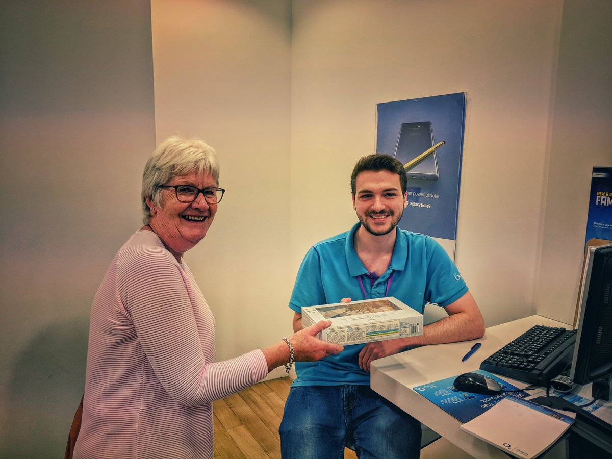TD_Morpeth's tweet image. Jacqueline loved the service she received off Connor so much she came back in to give him some cakes! 🎂🍰

The #O2Morpeth staff are going to become diabetics at this rate! 😋

#whyo2

@lindasfjones @ajleems @neilstorey1 @DanMawson_ @daleclark22 @O2