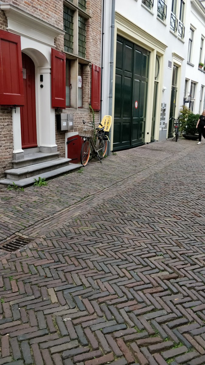 woutist's tweet photo. @DeventerGem hoi! Jullie hebben laatst aan het begin van de Walstraat mooie borden geplaatst dat het verboden is om er fietsen te parkeren, maar gaan jullie dit ook handhaven? (Foto's zijn van de eerste 20 meter..) https://t.co/WrY7anV0Mk