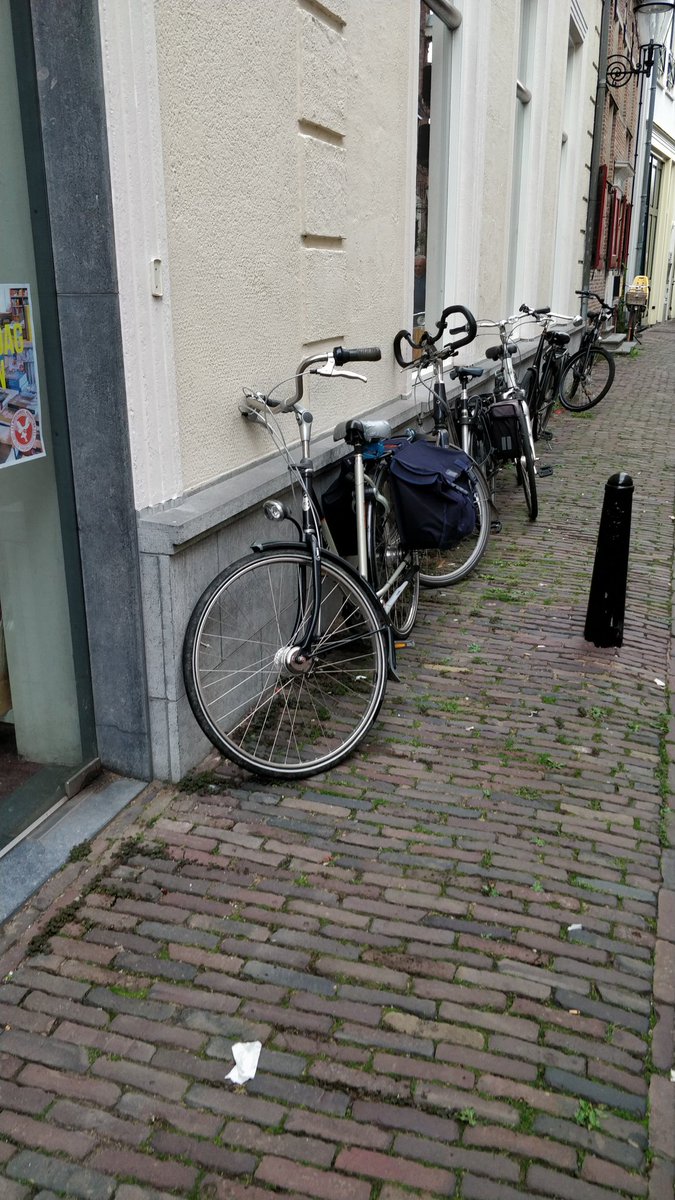woutist's tweet photo. @DeventerGem hoi! Jullie hebben laatst aan het begin van de Walstraat mooie borden geplaatst dat het verboden is om er fietsen te parkeren, maar gaan jullie dit ook handhaven? (Foto's zijn van de eerste 20 meter..) https://t.co/WrY7anV0Mk