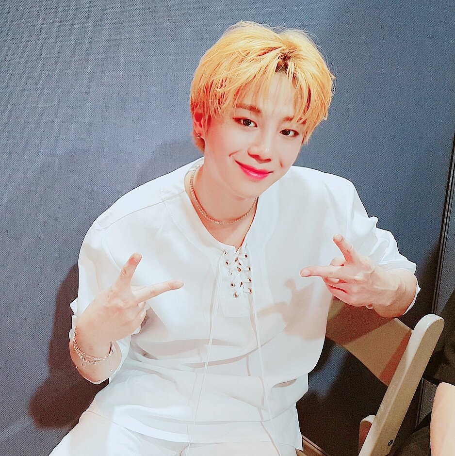 BigFlo_official's tweet photo. [#BIGFLO] <목요일의 #거꾸로>

우리 웨이브 여러분을 위해  공개하는 
#빅플로 엠카 현장 비하인드 사진📷

첫 번째 주인공💛
#의진 군의 🌼꽃🌼 미소와 함께하세요✌ https://t.co/5L3OCpSERv
