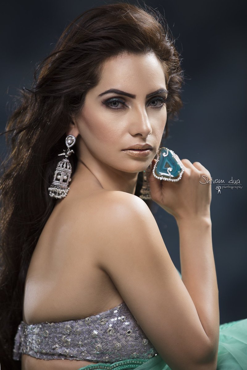 AnchorPiya's tweet photo. IโVE NEVER SEEN ELEGANCE GO OUT OF STYLE
PC - Shivam Dua @shivamduaphotography
Outfit- #SimranFashions
jewellery- #KiwiByMuskaan @kiwibymusskan_jewelry
Makeup- Renu Verma @renu_verma_makeup_artist
Hair- Ashwani Gill @ashwanigill7
Location - #ShivamDuaPhotography https://t.co/cop2EAIMcZ