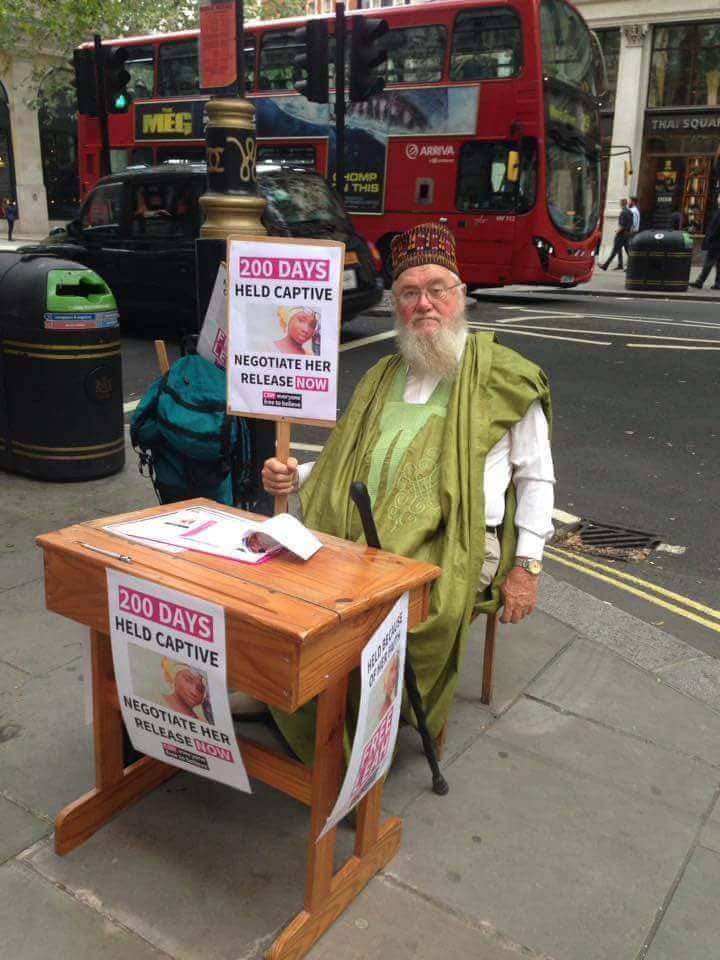 Graham Weeks left Nigeria 36 yrs ago having worked as a missionary in the North. Yestd he was at the Nigeria High Commission in London to take part in the 200-hour vigil campaign for release of Leah Sharibu after 200 days in Boko Haram captivity, dressed as a Nigerian,
#FreeLeah