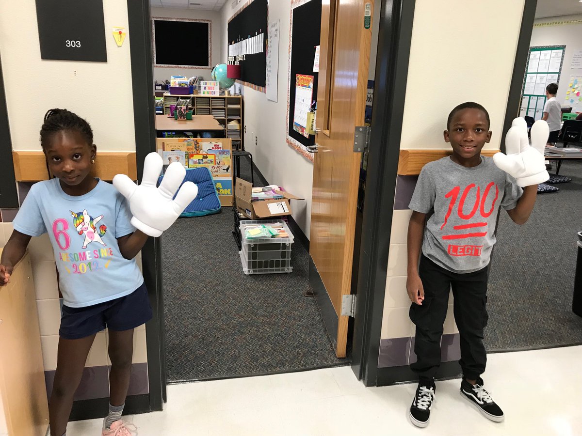 CharlesmMary's tweet photo. High four at the door!!@elliottlearners https://t.co/AgRTBRNB7g