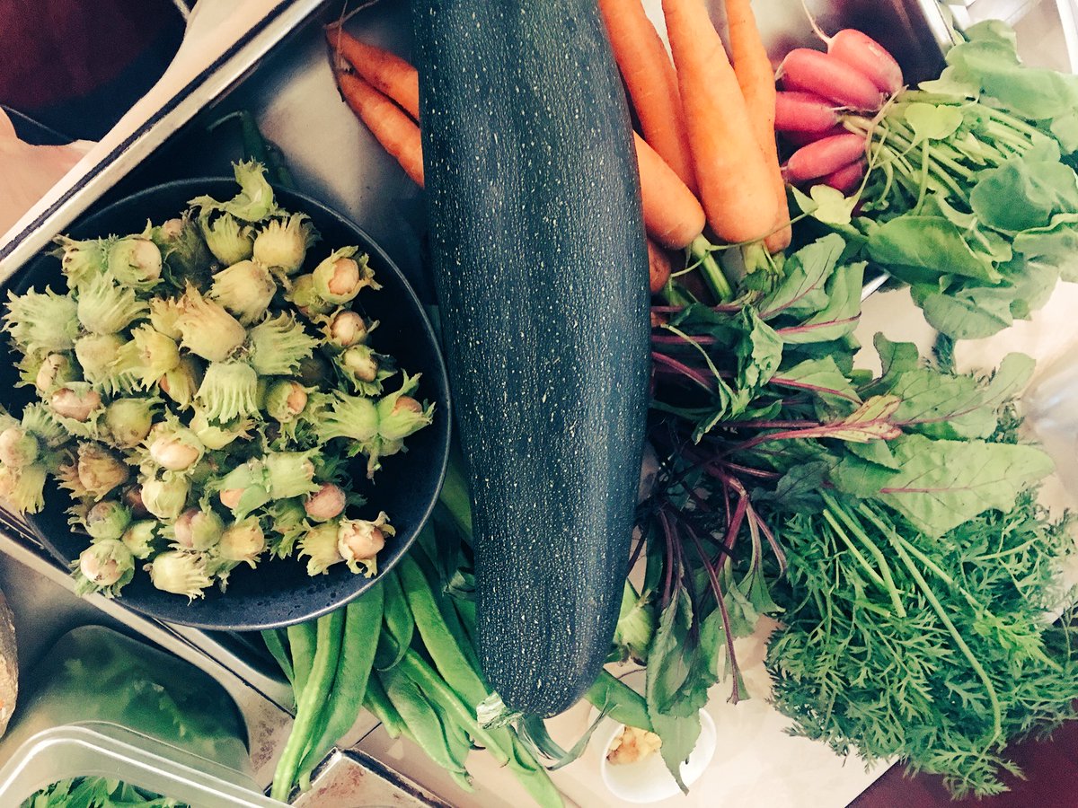 nutsfood's tweet photo. A whole galaxy of #Autumn produce @NoonesFresh @NuttersOfficial #NuttersMasterclass #SizeMatters Ross 😎 https://t.co/8jIYRAUDeg