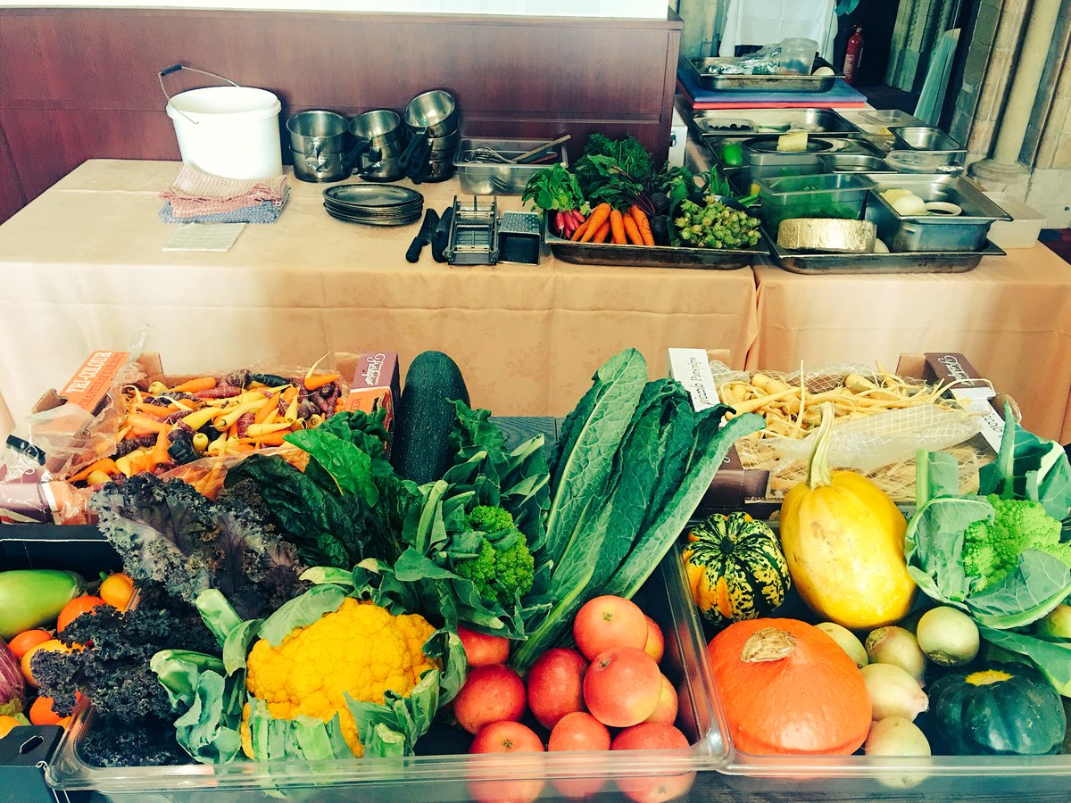 nutsfood's tweet photo. A whole galaxy of #Autumn produce @NoonesFresh @NuttersOfficial #NuttersMasterclass #SizeMatters Ross 😎 https://t.co/8jIYRAUDeg