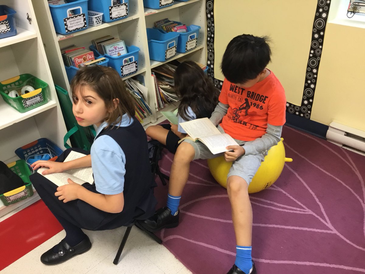 MsSpecksClass's tweet image. Students begin the day with some #reading while we get settled and Mrs. Singleton deals with any paperwork!  #softentry #routines #snuggleupwithagoodbook