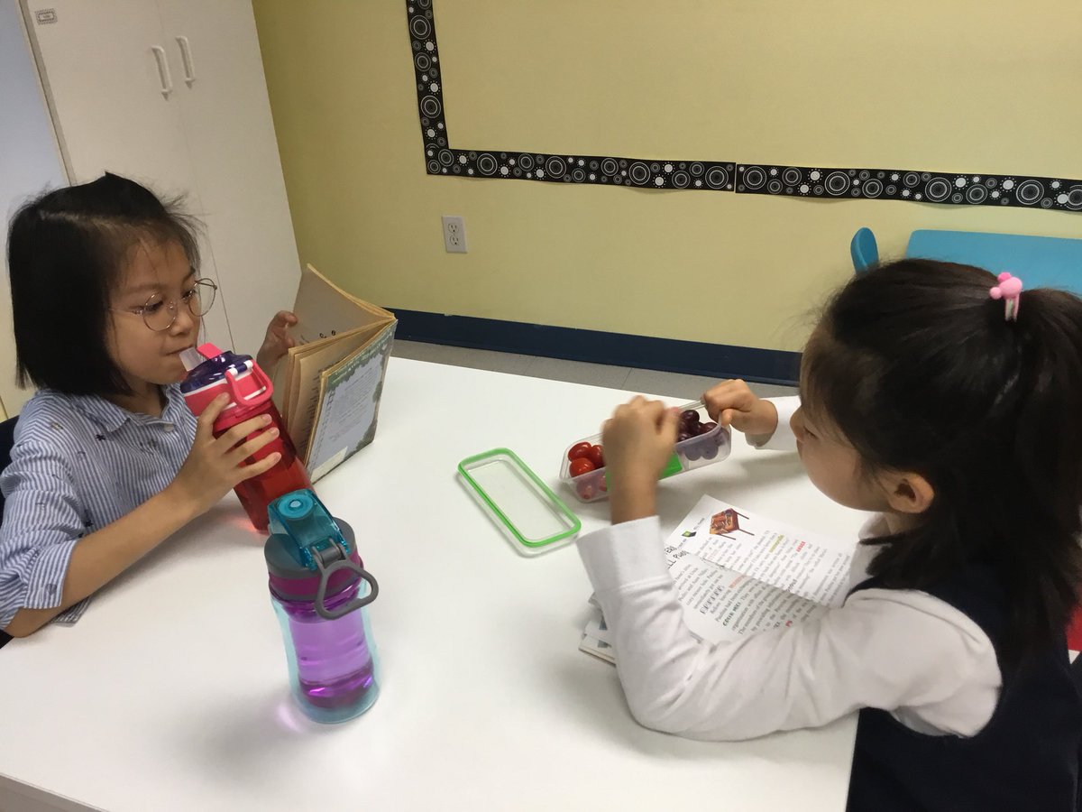 MsSpecksClass's tweet image. Students begin the day with some #reading while we get settled and Mrs. Singleton deals with any paperwork!  #softentry #routines #snuggleupwithagoodbook