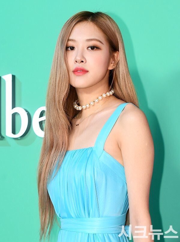roseannepics's tweet photo. why the hell does she look so beautiful?😭😍 https://t.co/WdVV9C9ZY3