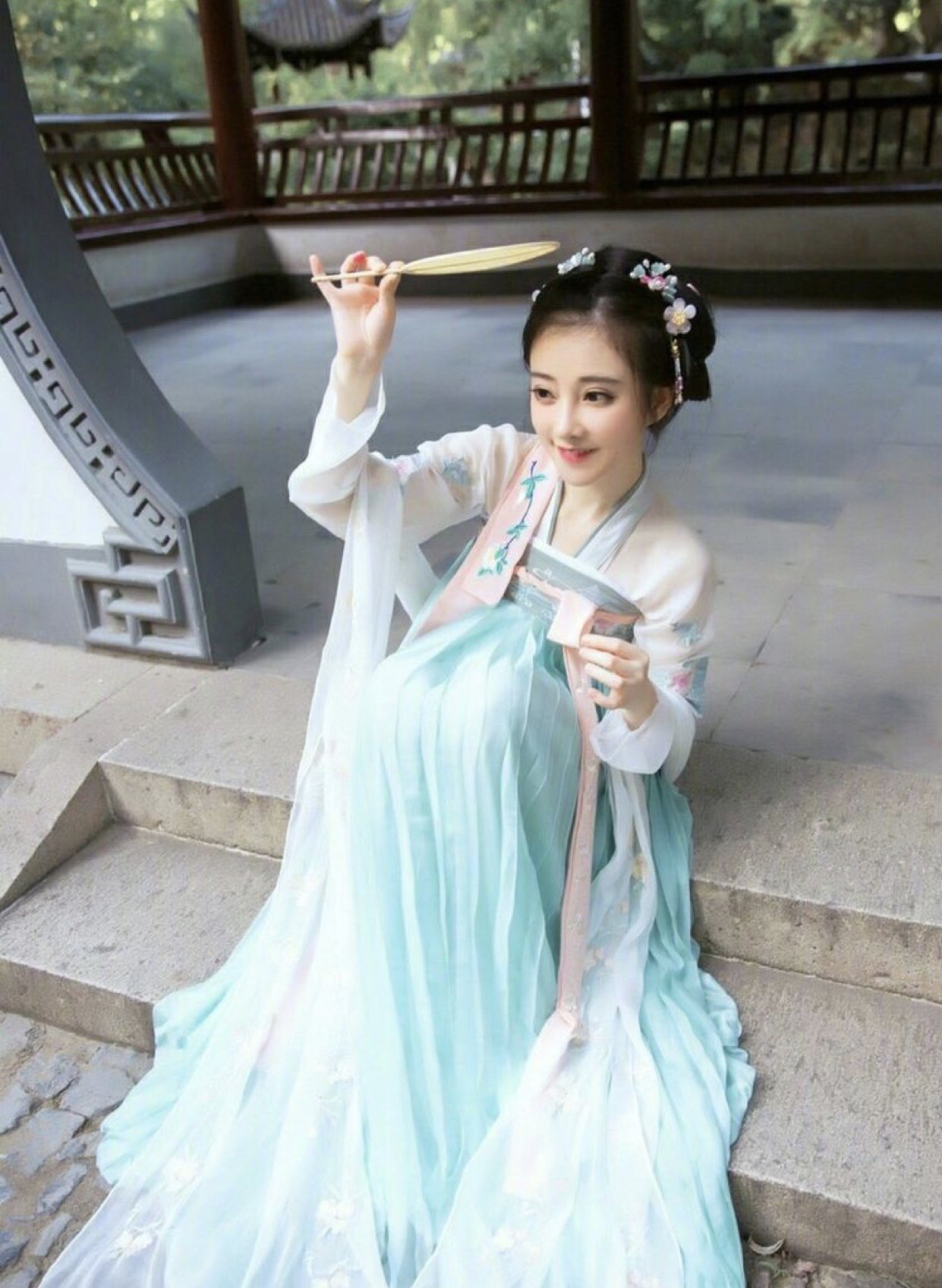 ももか チャイナ服の時は 下ろして巻き髪とかお団子２つとか 三つ編みとか 夜会巻きとかヘアアレンジで変化を出そうかなーって感じです ハーフアップも意外と良さげ T Co Ni33kjgj9w Twitter